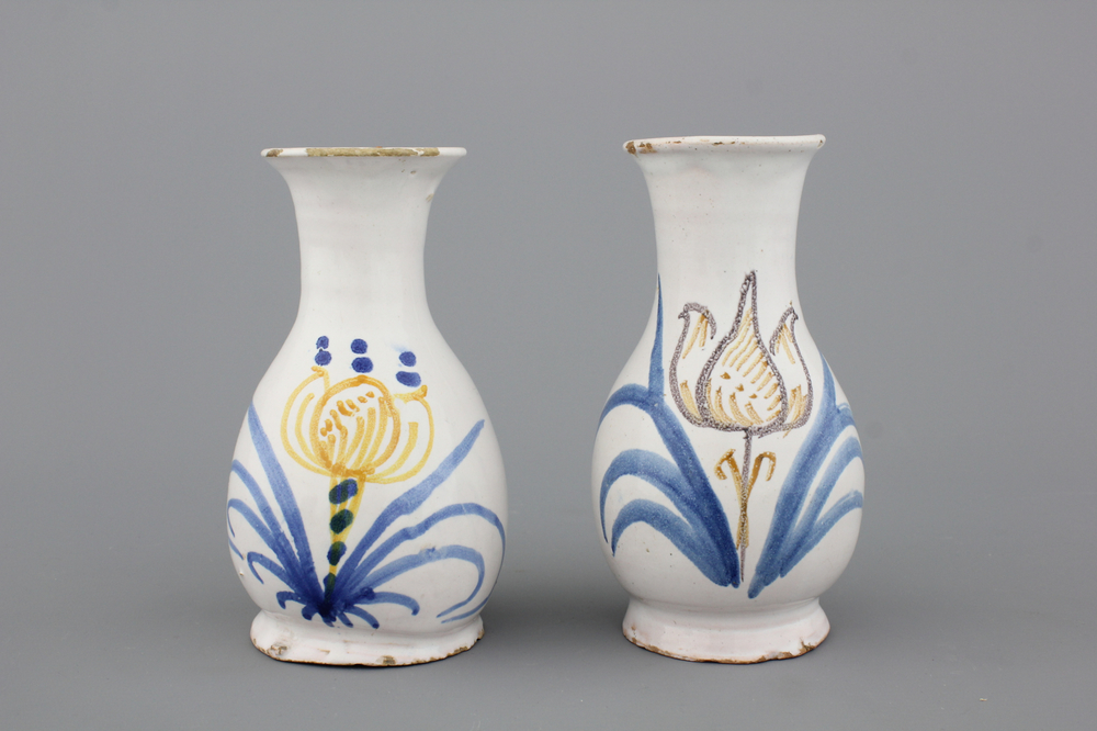 Paire de petits vases en fa&iuml;ence de Nevers, 17e