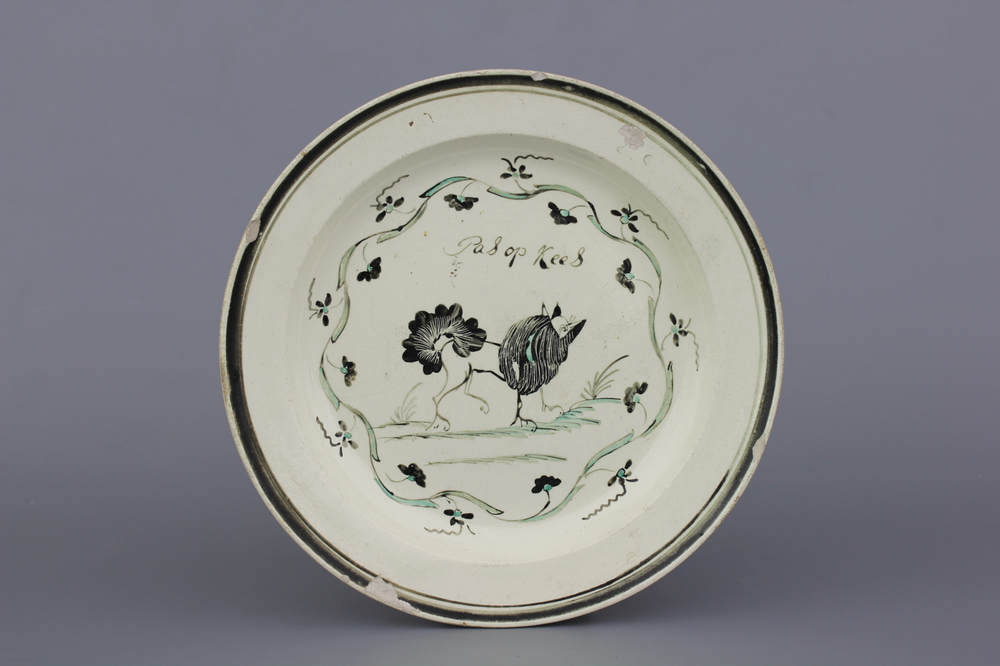 Nederlands beschilderd Engels orangistsich 'creamware' bord met hond en inscriptie, Leeds, 18e eeuw