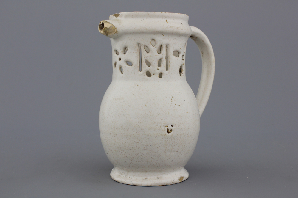 Pichet trompeur en blanc de Delft, fin 17e