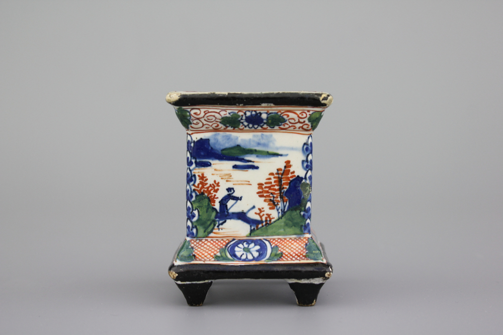 Base d'obelisque en fa&iuml;ence polychrome de Delft, fin 17e