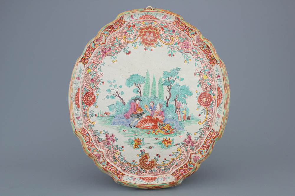 Plaque en fa&iuml;ence de Delft &agrave; petit feu et dor&eacute;, d&eacute;cor sc&egrave;nes romantiques, d&eacute;but 18e