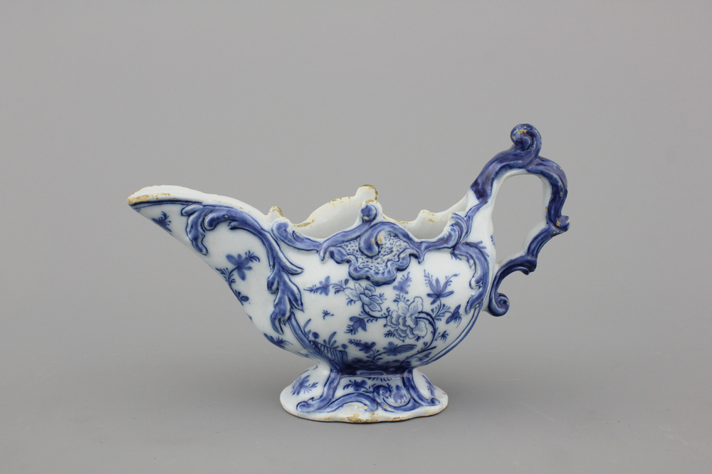 Sauci&egrave;re fine en fa&iuml;ence de Delft, bleu et blanc, 18e