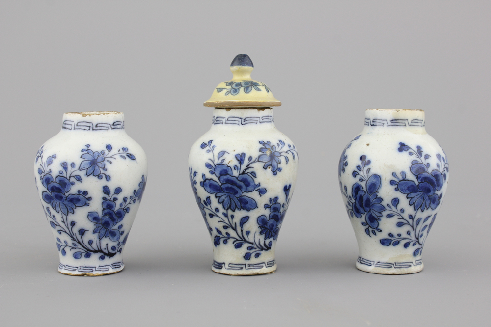 Garniture miniature en fa&iuml;ence de Delft, bleu et blanc, 18e
