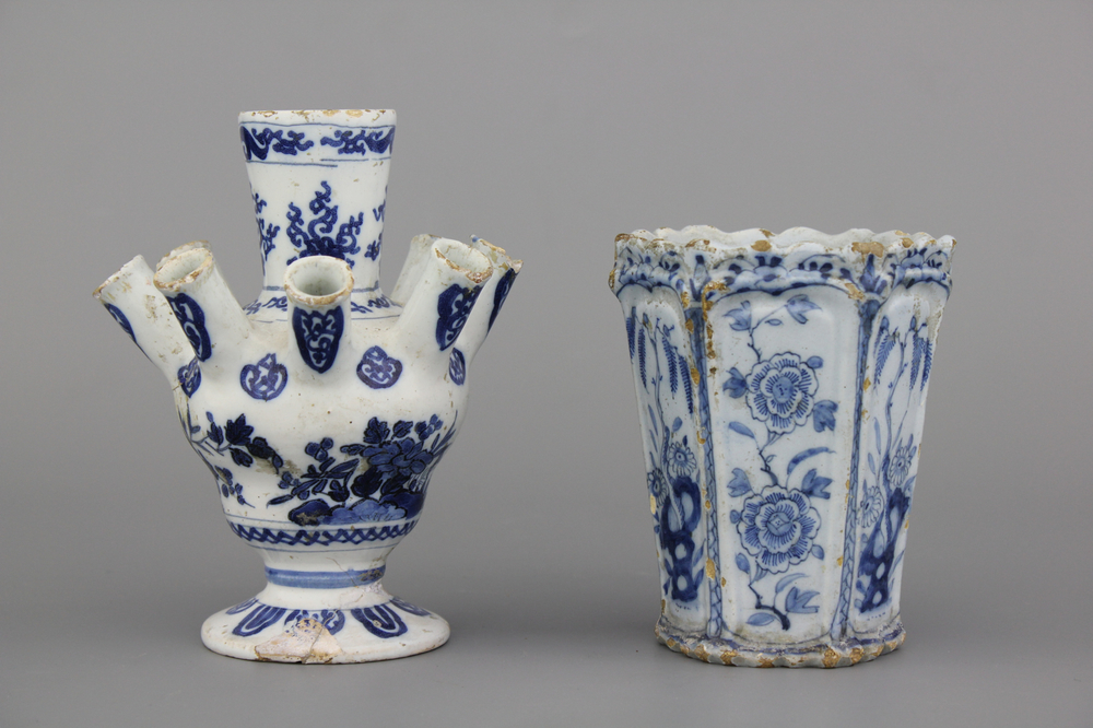 Petite tulipi&egrave;re et vase &agrave; fleurs en fa&iuml;ence de Delft, bleu et blanc, 17e-18e