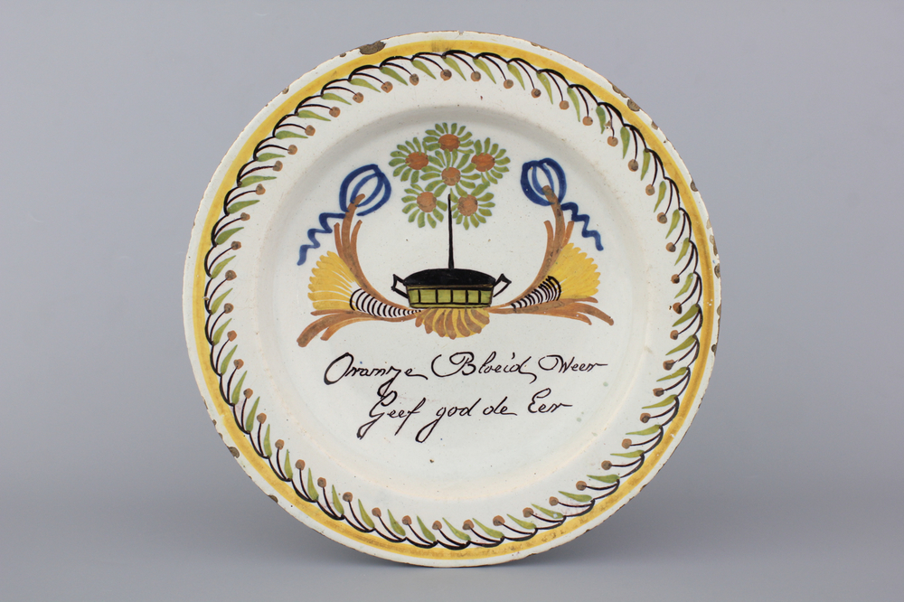 Plat orangiste avec texte en fa&iuml;ence de Delft, 18e