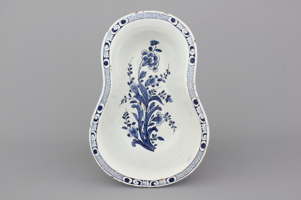 Bidet rare en fa&iuml;ence de Delft, bleu et blanc, 18e