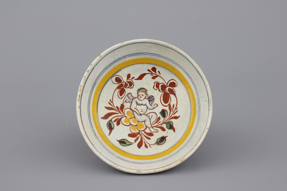 Coupe en fa&iuml;ence polychrome de Delft, d&eacute;cor putto, 17e