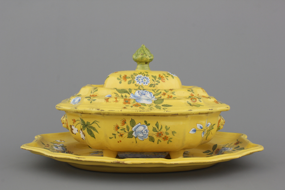 Grande terrine couverte en fa&iuml;ence du Sud de la France, fond jaune, d&eacute;cor floral, fin 18e
