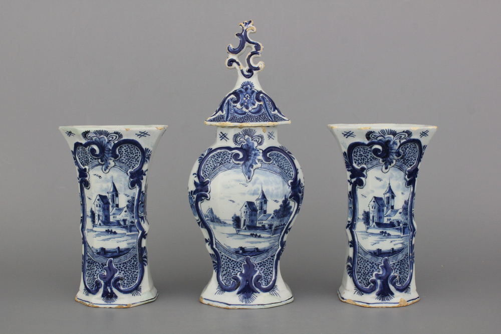 Garniture 3 pi&egrave;ces en fa&iuml;ence de Delft, bleu et blanc, 18e