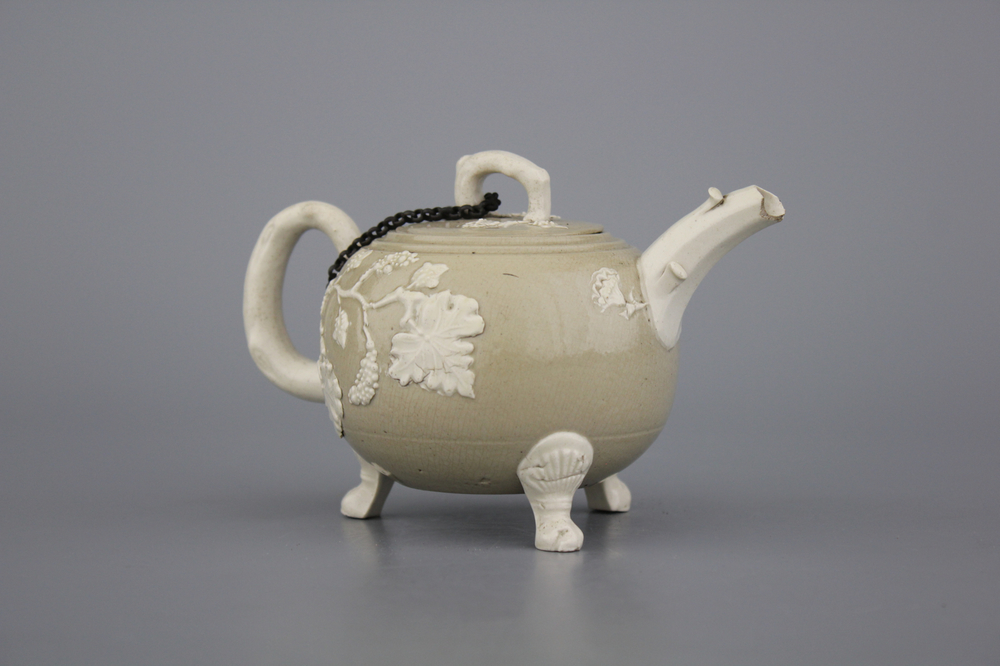 An English stoneware teapot with applied leaves and vines, 18/19th C.