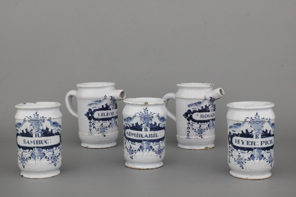 Collection de 5 chevrettes &agrave; sirop et albarello en fa&iuml;ence de Delft, bleu et blanc, env. 1760