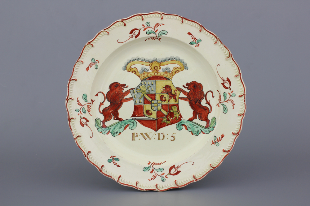Plat rare anglais &agrave; &eacute;cusson royal "creamware", peint en Hollande, Leeds, 18e