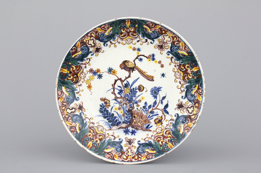 Plat remarquable en fa&iuml;ence polychrome de Delft, style Kakiemon, 18e