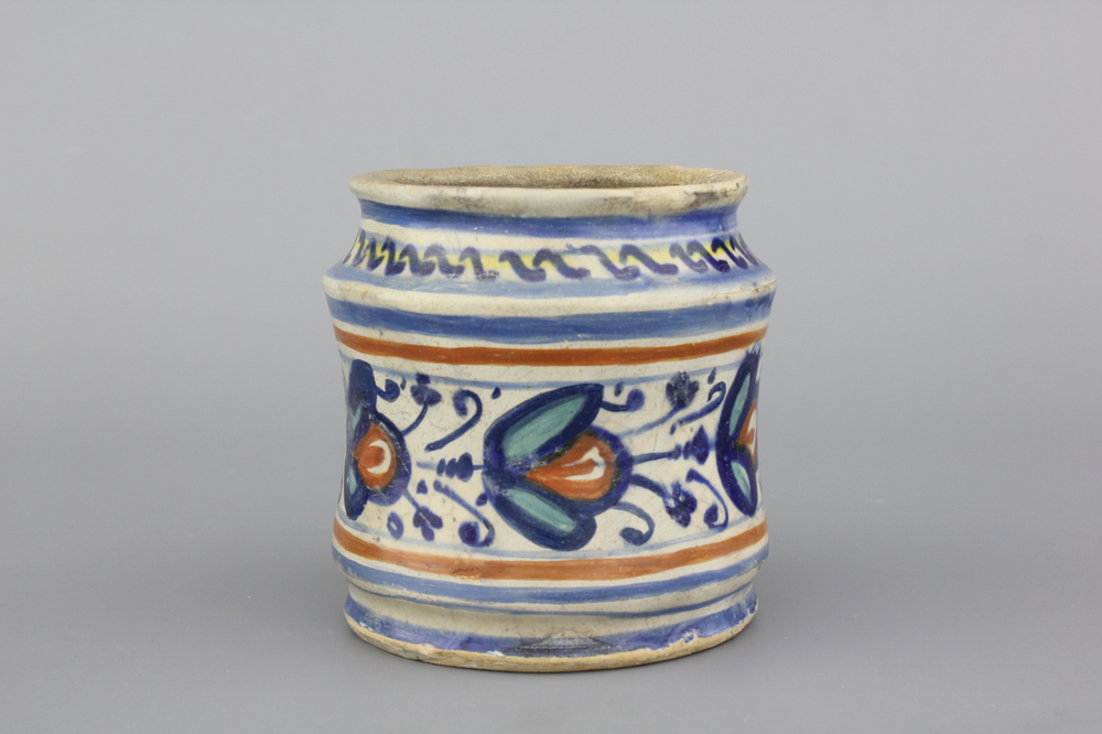 Albarello rare en majolique polychrome d'Anvers, env. 1580