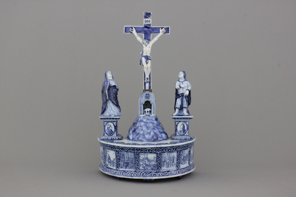 Calvaire en fa&iuml;ence de Delft, bleu et blanc, dernier quart 17e