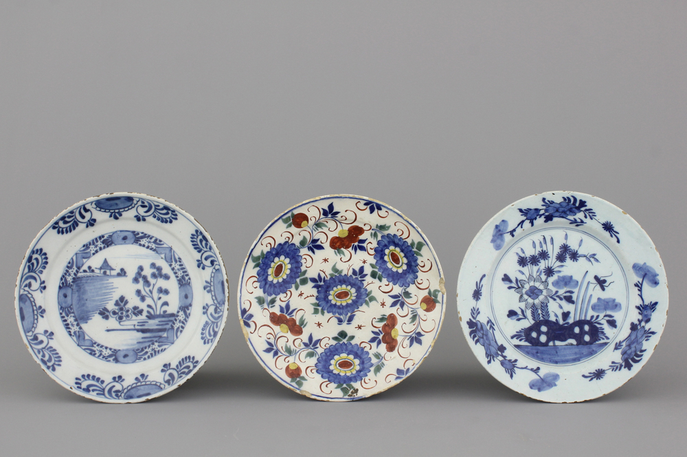 Lot van 3 blauw en witte en polychrome Delftse borden, 18e eeuw