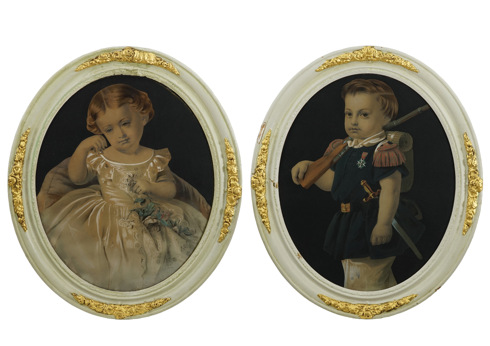 Paire de portraits ovales d'enfants, photochromatographies color&eacute;es &agrave; la main, 19e