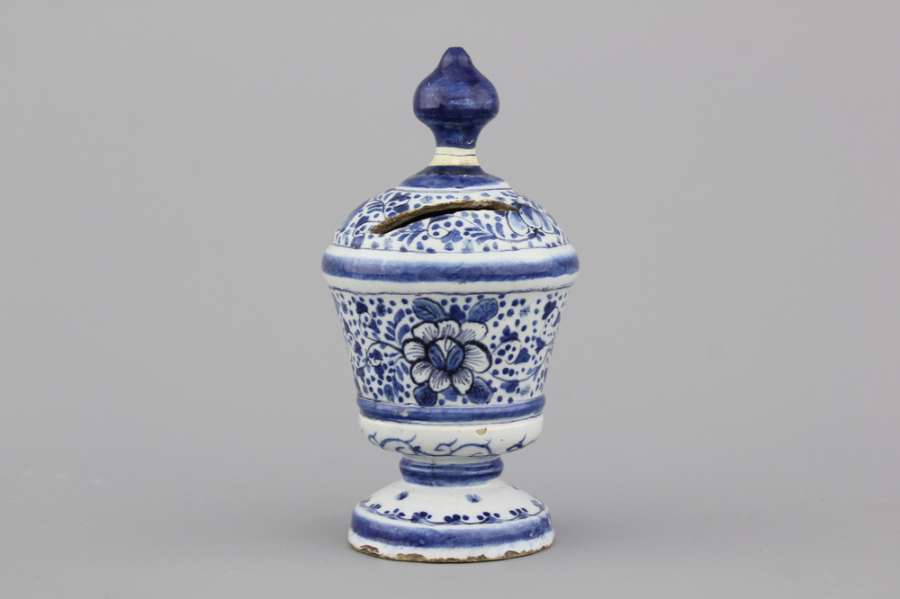 Tirelire rare en fa&iuml;ence de Delft bleu et blanc, 18e