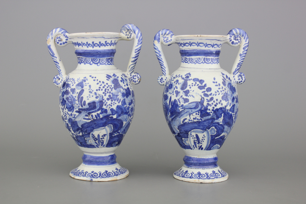 Paire de vases d'autel en fa&iuml;ence de Cologne, bleu et blanc, 17e
