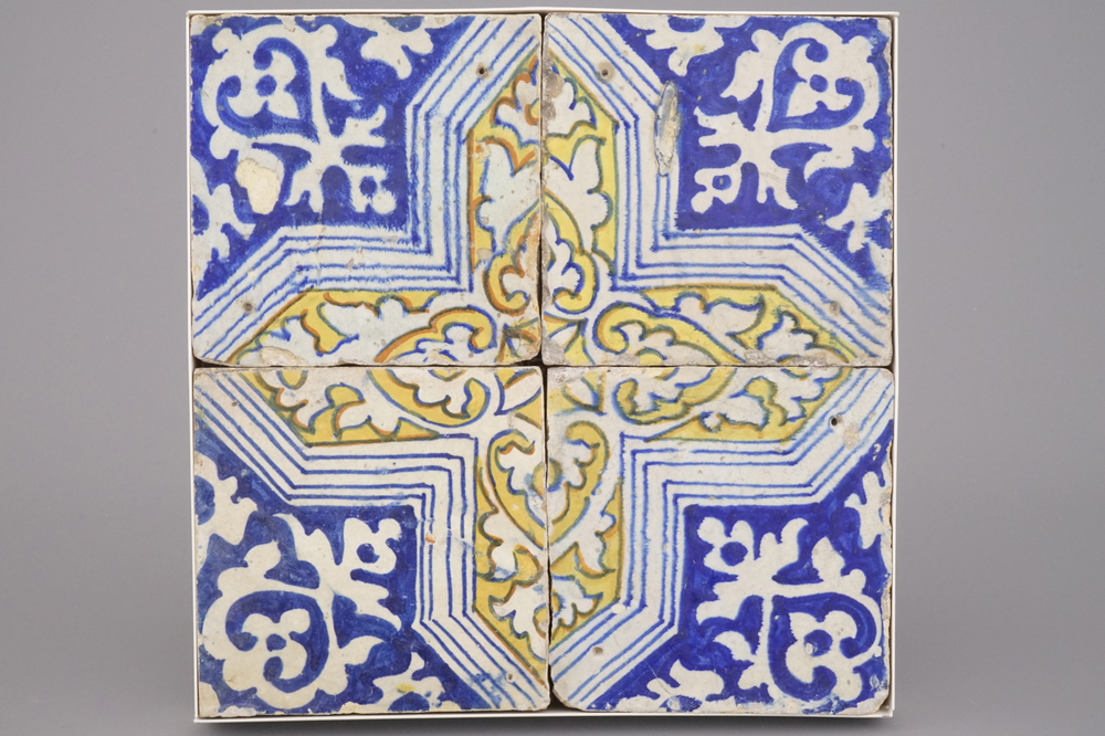 Lot van 4 ingekaderde decoratieve tegels in Antwerpse majolica, ca 1580