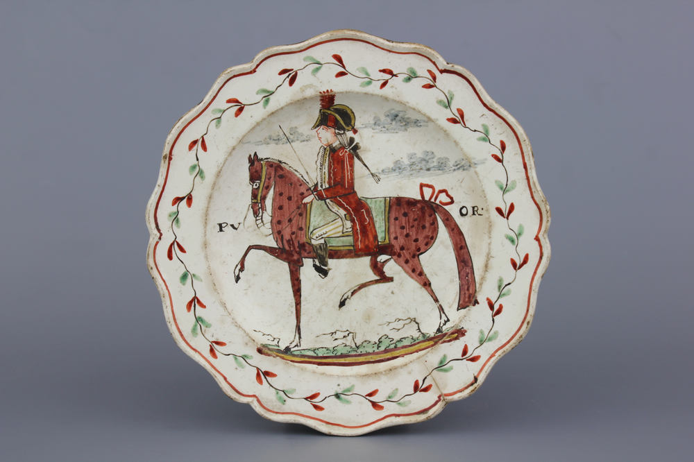 Plat orangiste anglais "creamware", peint en Hollande, portrait d'un cavalier royal, Leeds, 18e