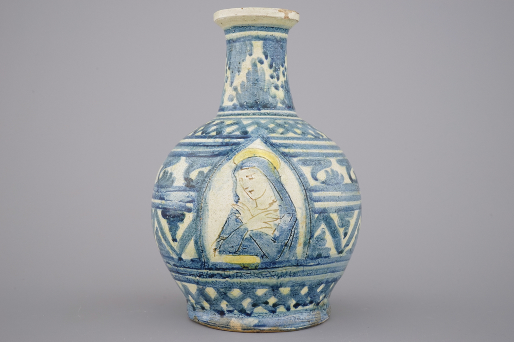 Pichet en majolique italienne, bleu et blanc, en forme de bouteille, 17e