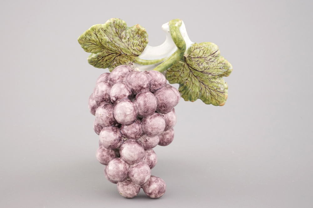 Grappe de raisins en fa&iuml;ence polychrome de Delft, 18e