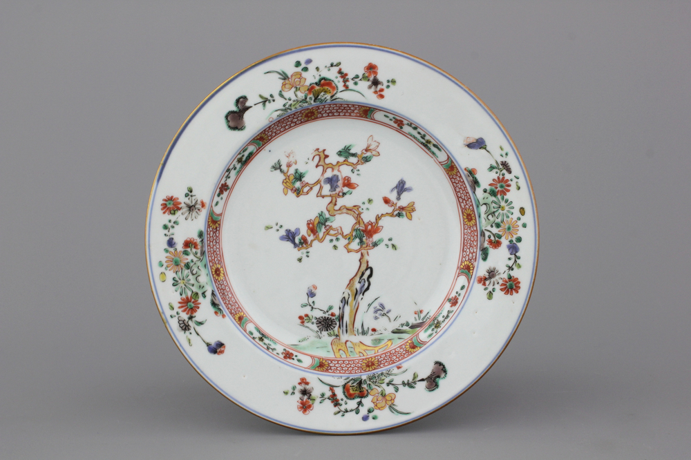 A Chinese porcelain Kakiemon style plate, Qianlong, 18th C.
