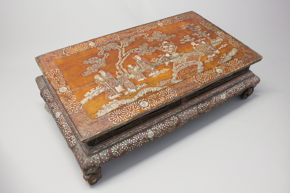 Table a th&eacute; chinoise en bois, incrust&eacute; de nacre, 19e