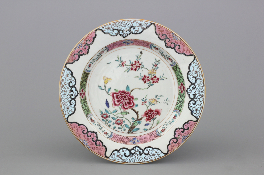 A Chinese porcelain famille rose plate, 18th C.