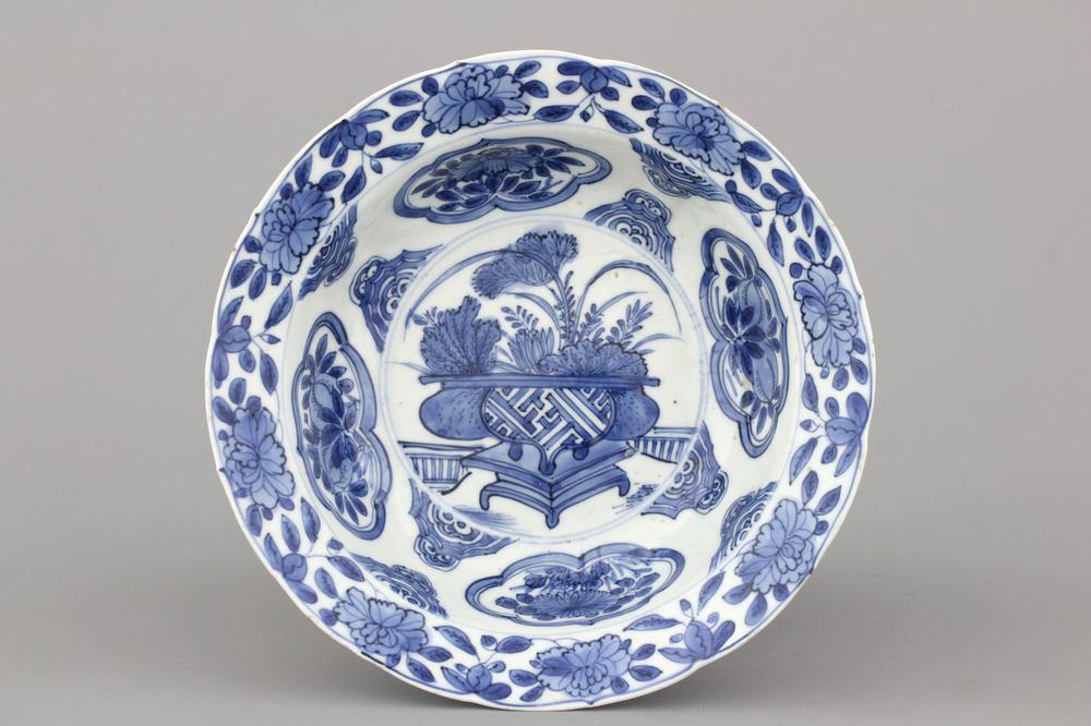 A Chinese porcelain blue and white Ming dynasty Wan-Li klapmuts bowl, 16th C.