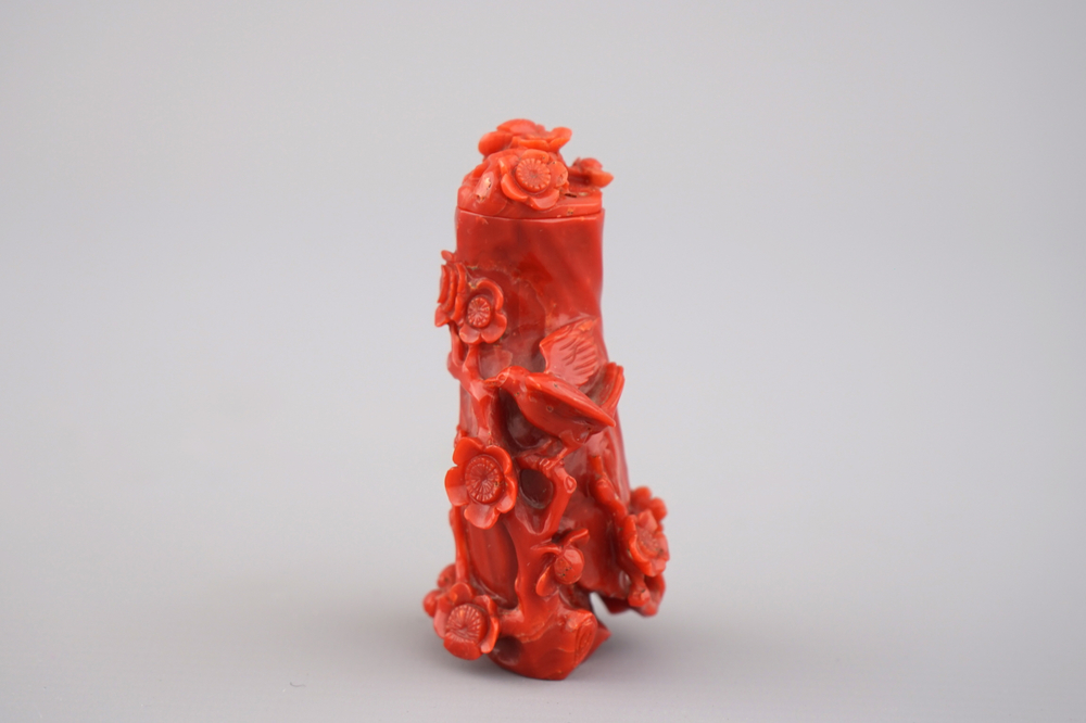 Tabati&egrave;re chinoise sculpt&eacute;e en corail