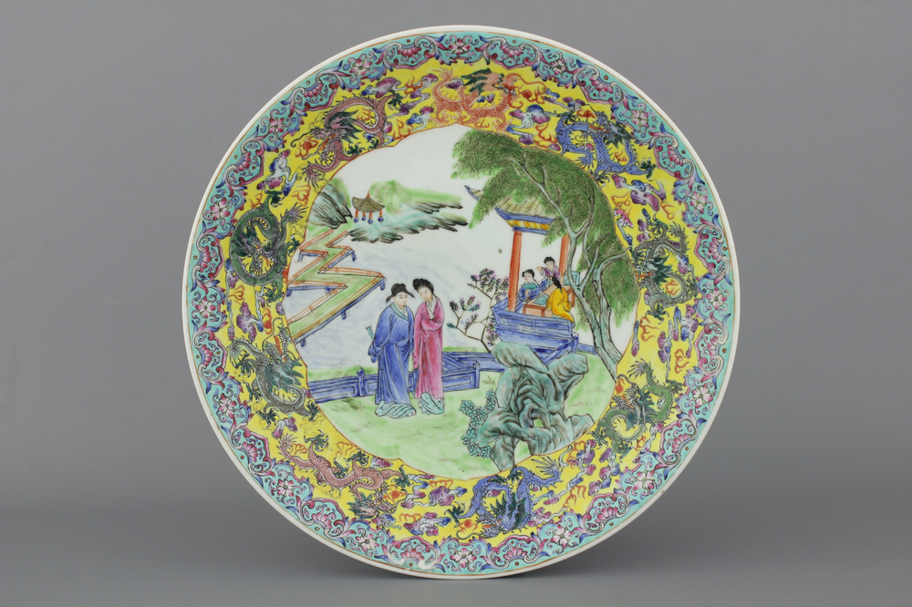Grote schotel in Chinees porselein, famille rose, 20e eeuw