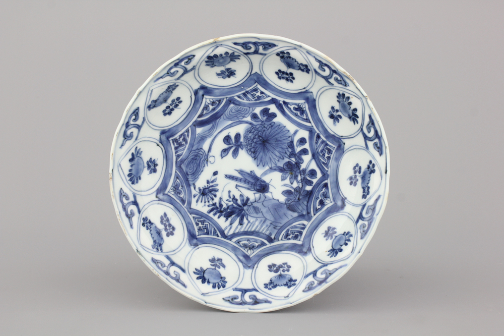 A Chinese porcelain blue and white Ming dynasty Wan-Li plate with a cricket 16th C.