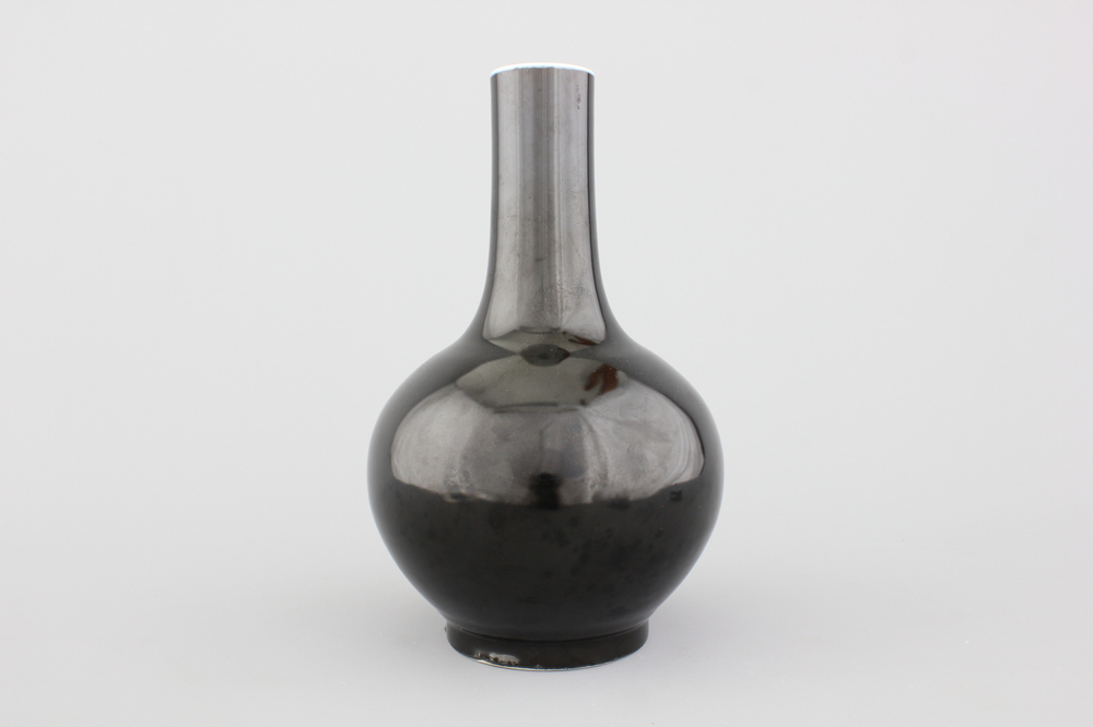 Vase de forme bouteille en porcelaine de Chine monochrome noir, marqu&eacute; Qianlong mais probablement 20e