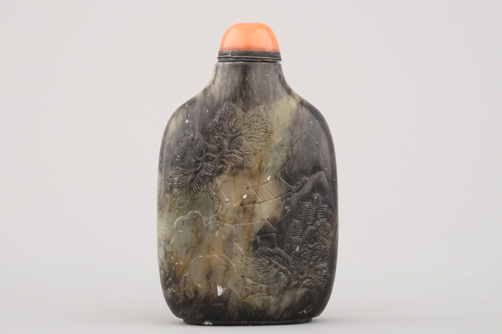 Tabati&egrave;re chinoise en jade sculpt&eacute;e