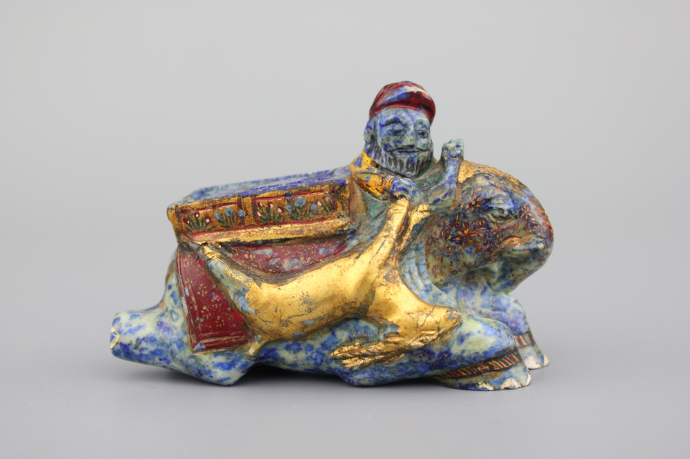 Chinese gesculpteerde figuur van een ruiter, beschilderd in lapis lazuli, 19e eeuw