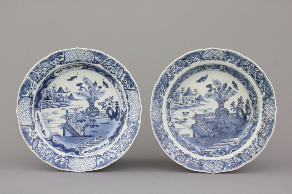 Paar blauw en witte borden in Chinees porselein versierd met landschap, 18e eeuw