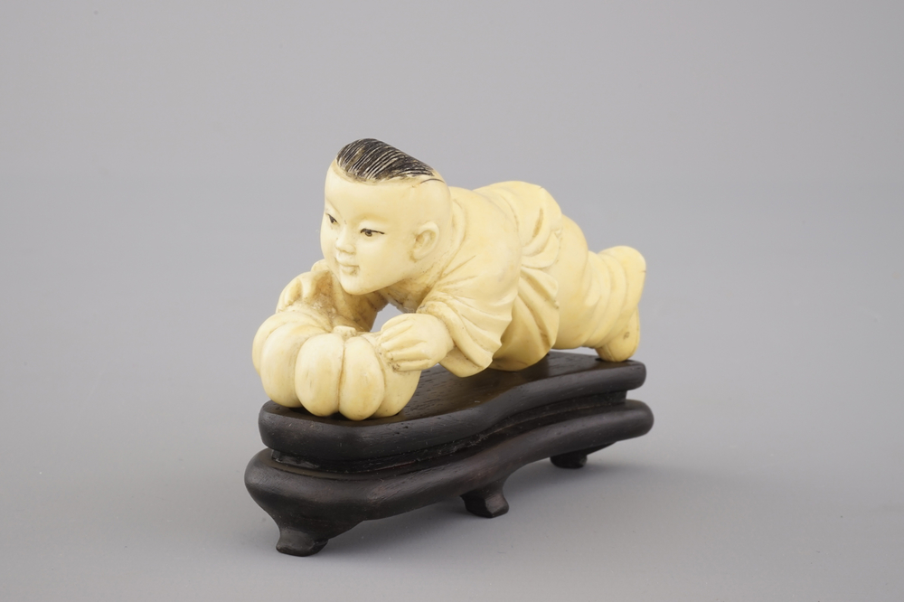 Gar&ccedil;on chinois en ivoire sculpt&eacute; avec citrouille, 19e-20e