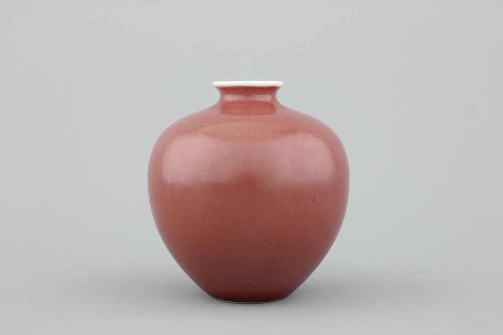 Vase en porcelaine de Chine monochrome &agrave; d&eacute;cor "peach bloom", 19e
