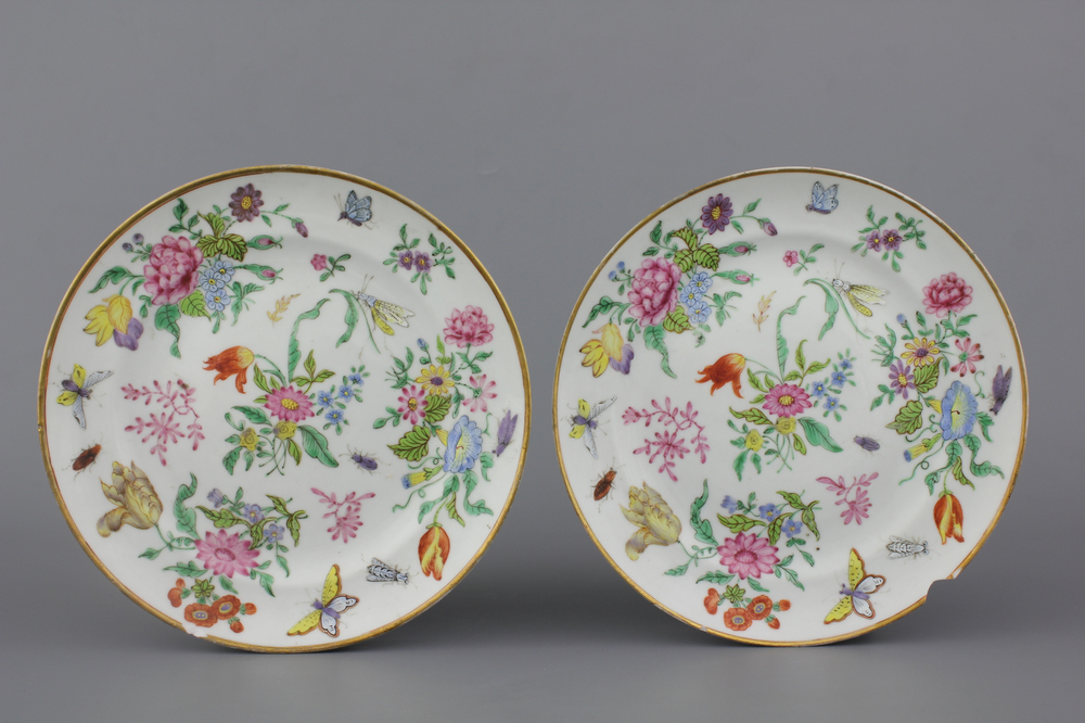 Paire d'assiettes en porcelaine de Chine &agrave; d&eacute;cor de fleurs et d'insectes, Canton, env. 1800