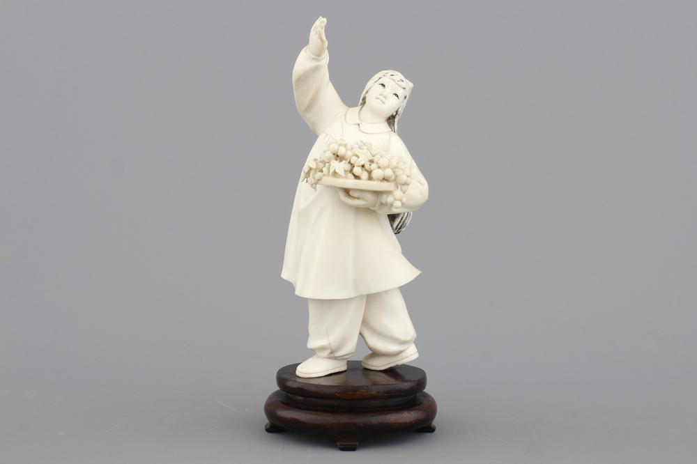 Figure de fille en ivoire sculpt&eacute;, Chine, R&eacute;volution Culturelle