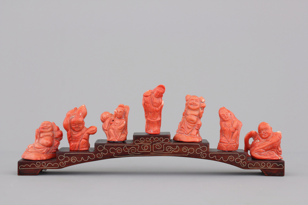 Lot de 7 figures d'Immortels en corail rouge avec support, Chine, 19e-20e