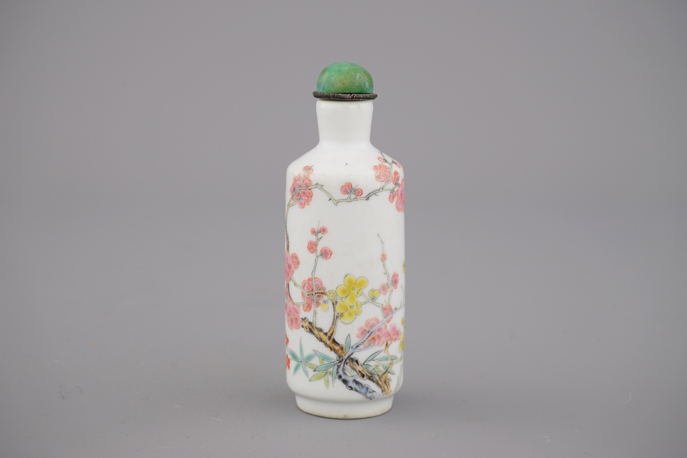 A fine Chinese famille rose porcelain snuff bottle