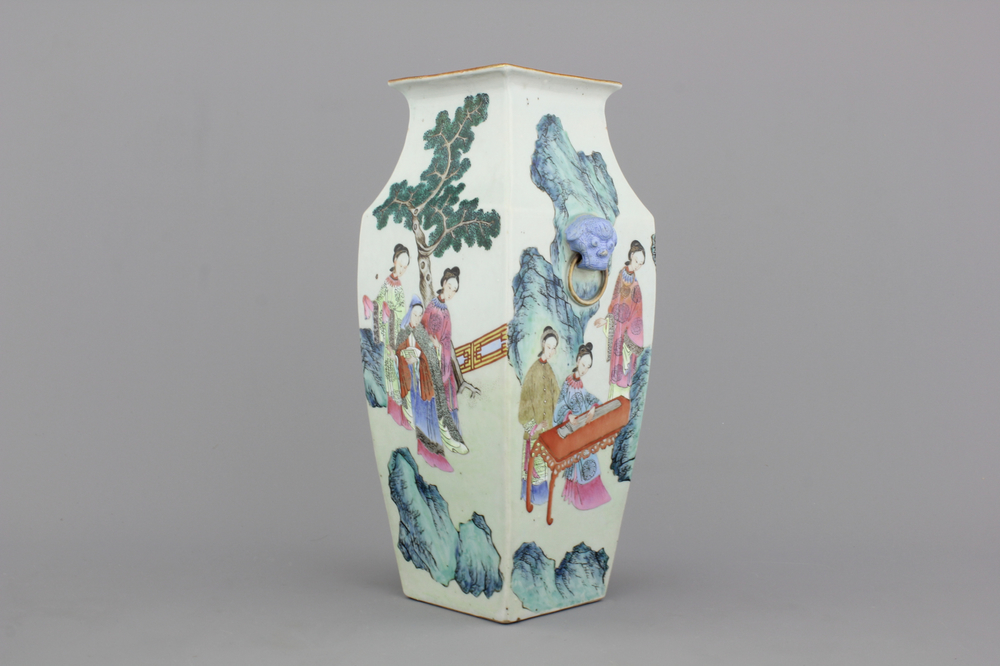 Vase quadrangulaire en porcelaine de Chine, famille rose, 19e
