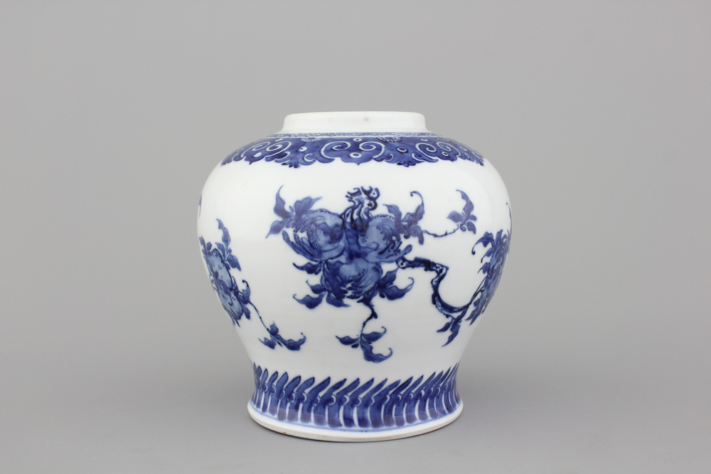 A Chinese porcelain blue and white vase with pomegranate design, 18/19th C.