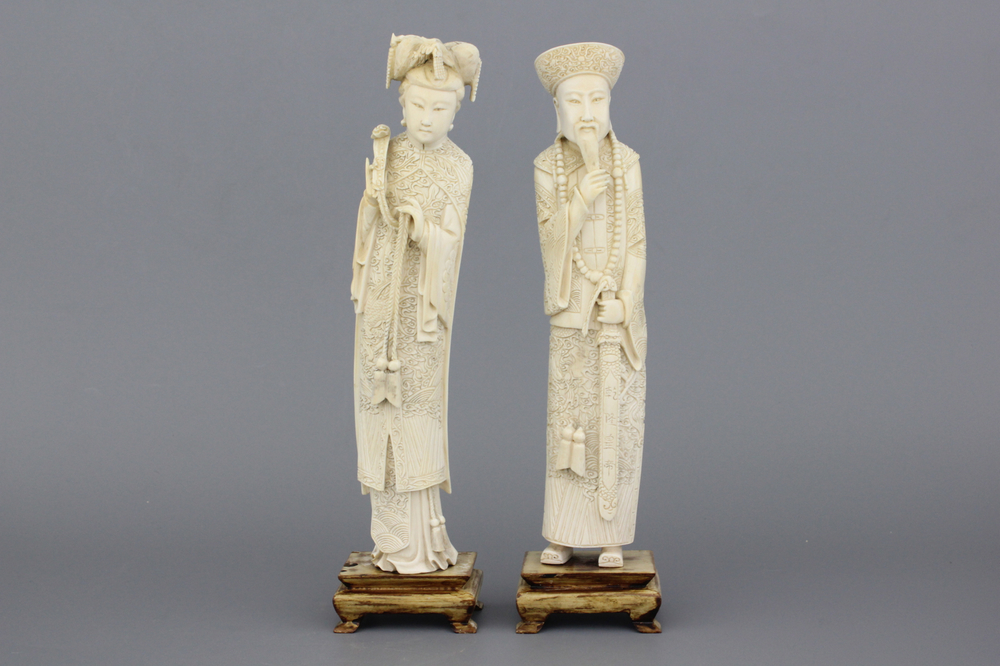 Paire de figures d'empereurs chinois en ivoire sculpt&eacute;, 19e-20e