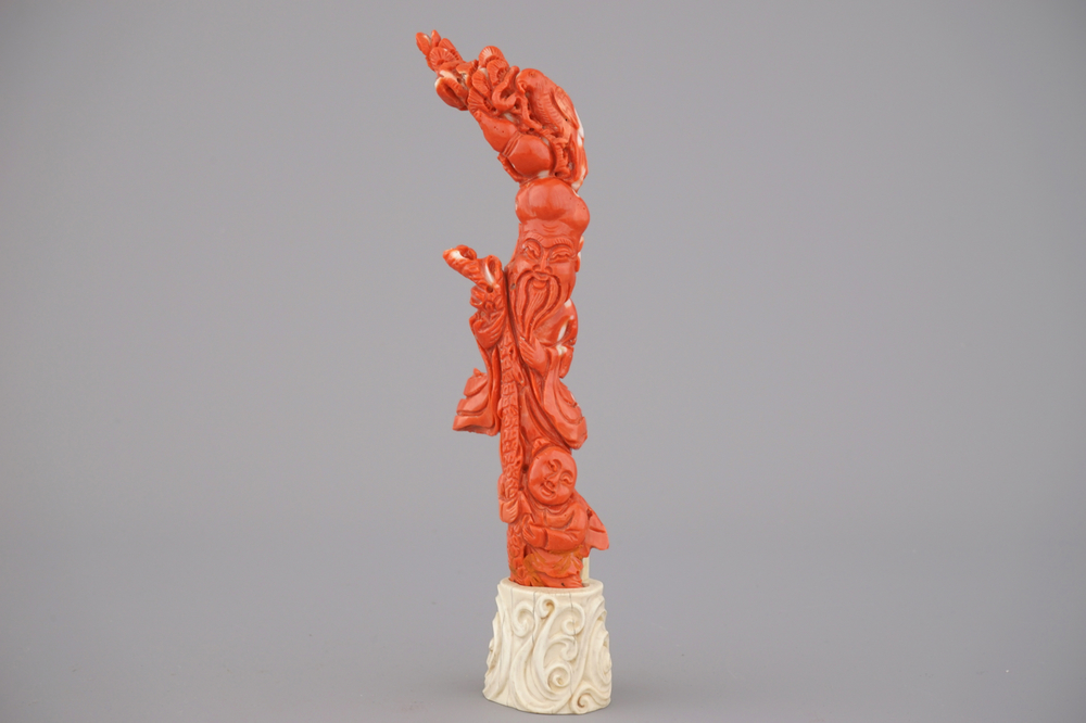 Remarquable figure de Shou Lao en corail sculpt&eacute; avec support en ivoire, Chine, dynastie Qing