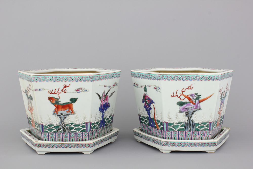 Paire de cache-pots avec support en porcelaine de Chine, famille rose, 19e-20e
