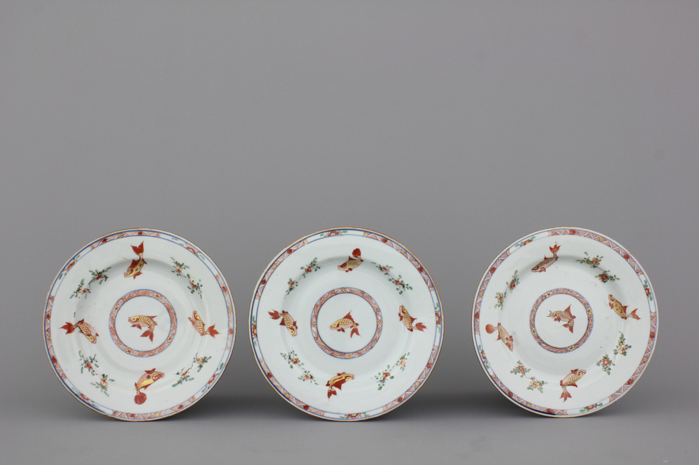 Lot de 3 assiettes en porcelaine de Chine &agrave; d&eacute;cor de poisson, famille verte, d&eacute;but 18e